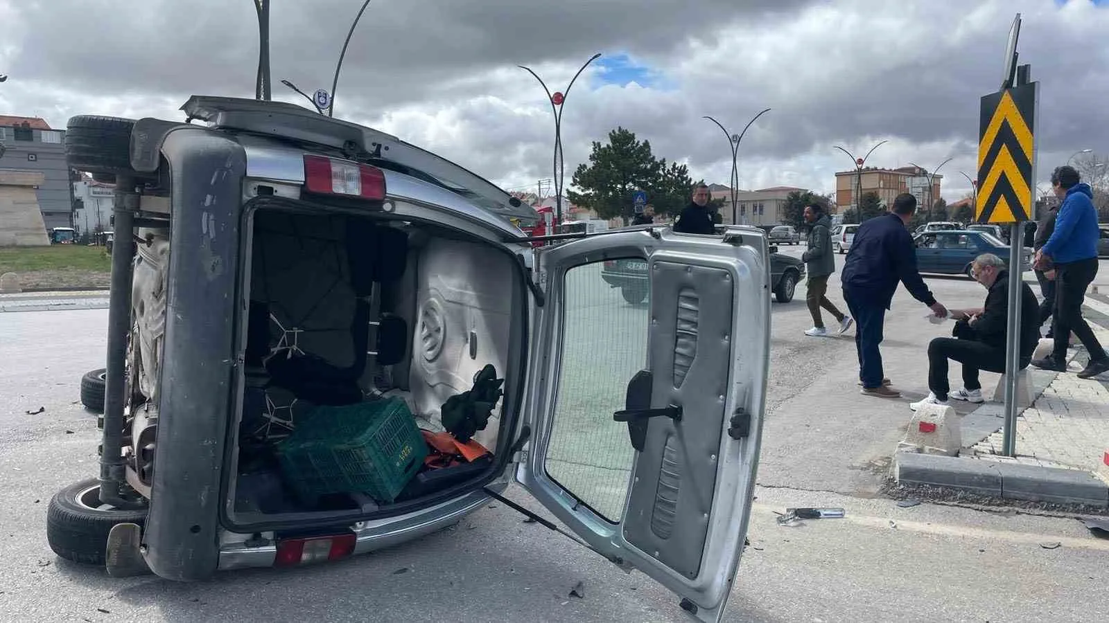 Karaman’da Kavşakta Feci Kaza: Araç Devrildi, Yaralı Baba Kızını Telefonda Teselli Etti