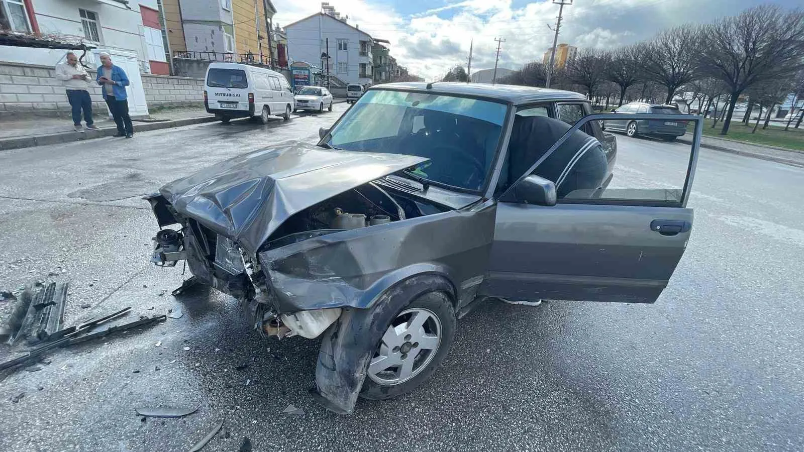 Karaman’da Kavşakta Kaza: Otomobil ile Panelvan Minibüs Çarpıştı, 2 Yaralı