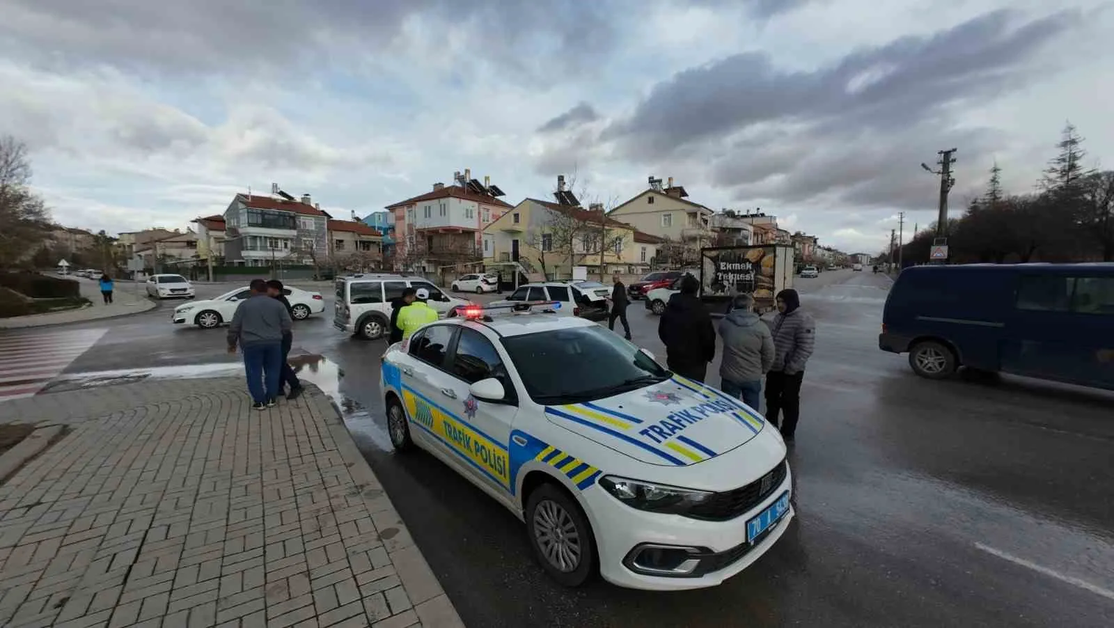 Karaman’da Kavşakta Kaza: Hafif Ticari Araç ile Otomobil Çarpıştı, 1 Yaralı