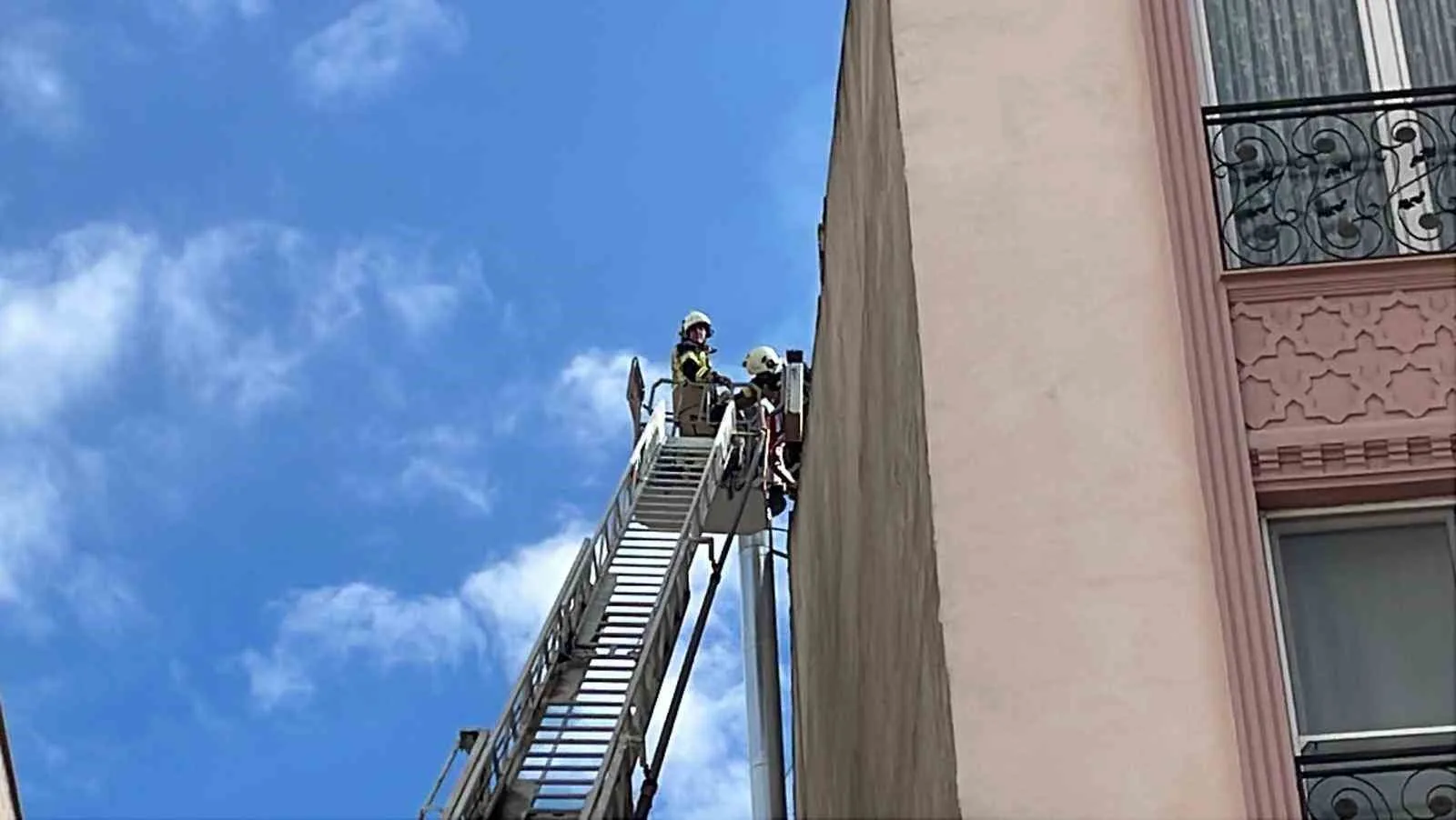 Karaman’da Fırın Bacasında Yangın: İtfaiye Alevleri Büyümeden Söndürdü