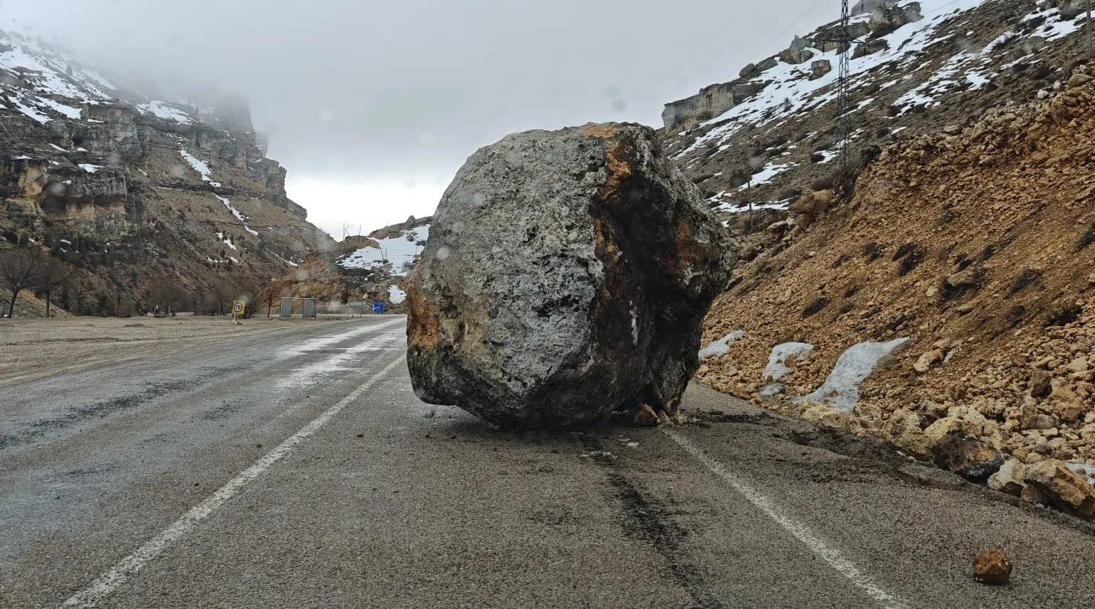 Karaman’da Dağdan Kopan Dev Kaya Yolu Kapattı: Sürücü Saniyelerle Kurtuldu