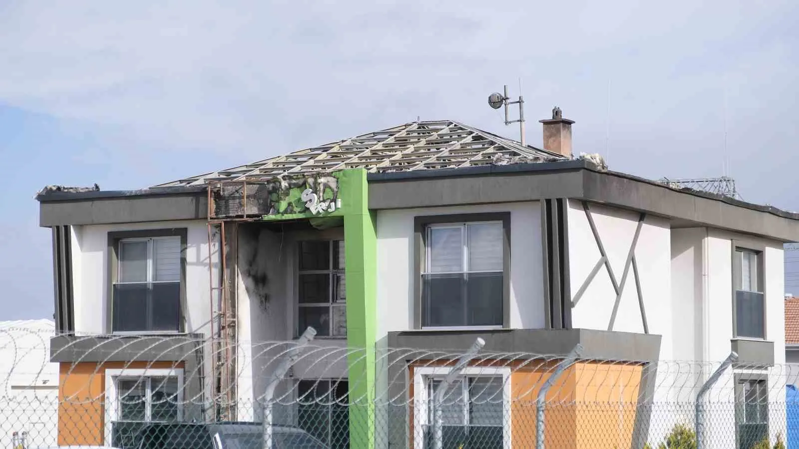 Karaman’da GES Sahasında Yangın: İdari Binanın Çatısı Alevlere Teslim Oldu