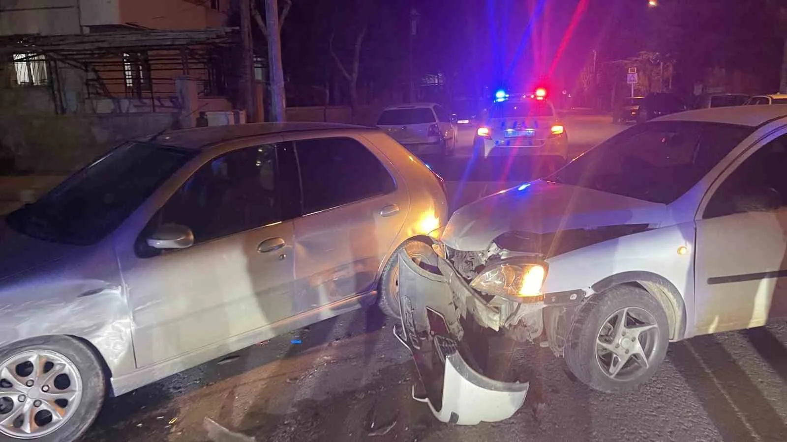 Karaman’da Gece Yarısı Kavşak Kazası: 1 Kişi Yaralandı