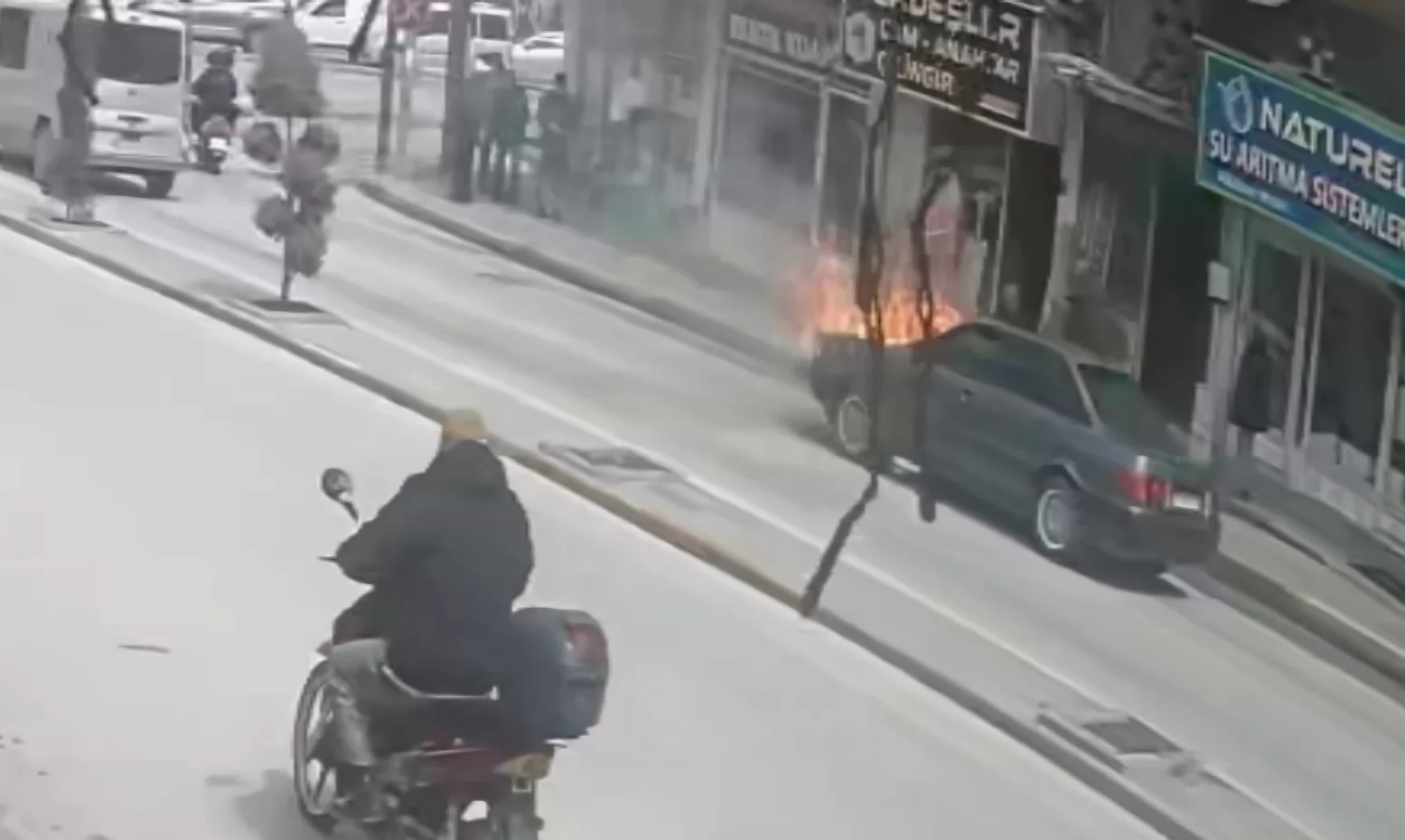 Karaman’da Işıklarda Korkutan Yangın: Otomobil Alev Aldı