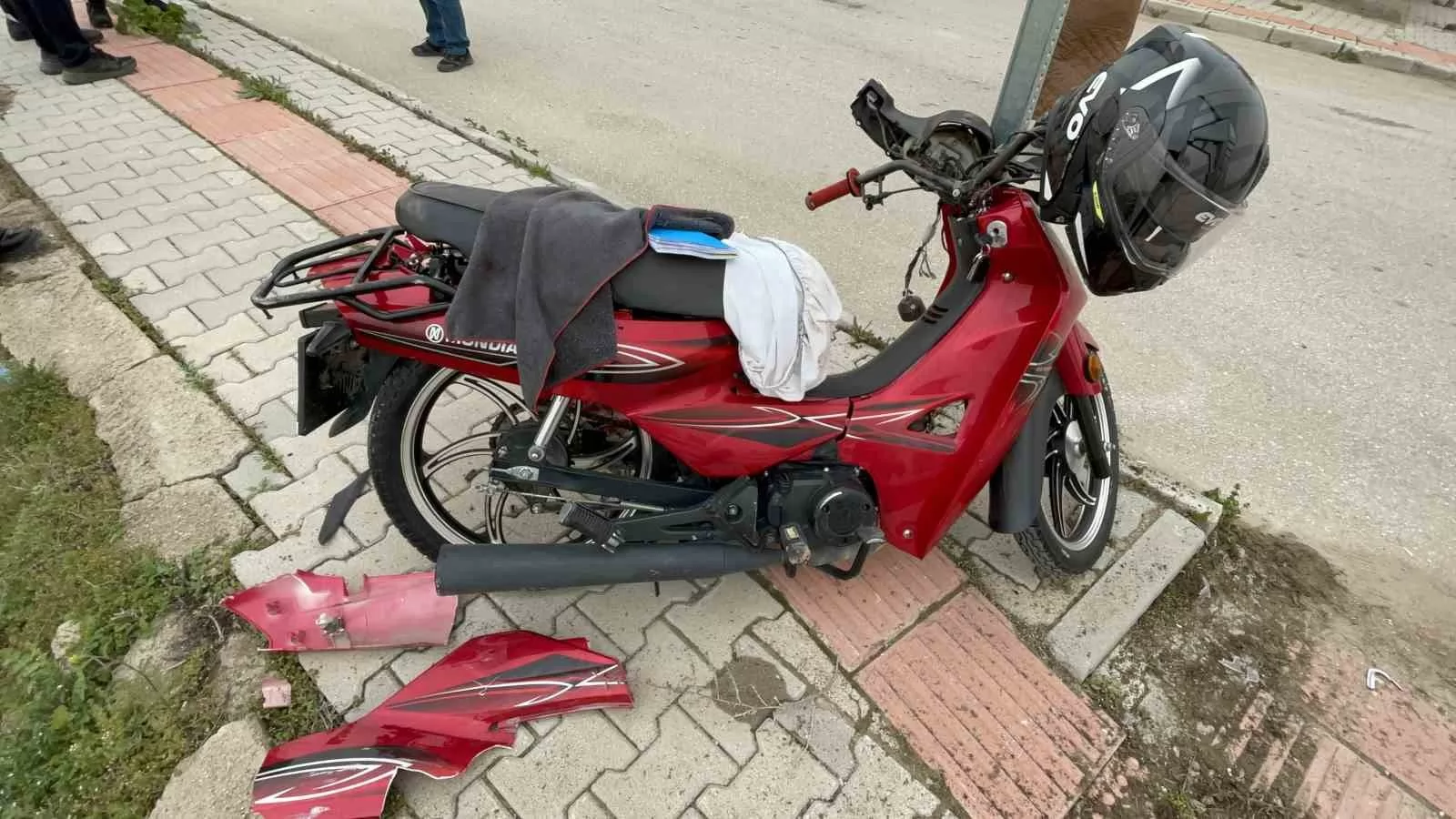 Karaman’da Otomobil ile Motosiklet Çarpıştı: 16 Yaşındaki Sürücü Yaralandı