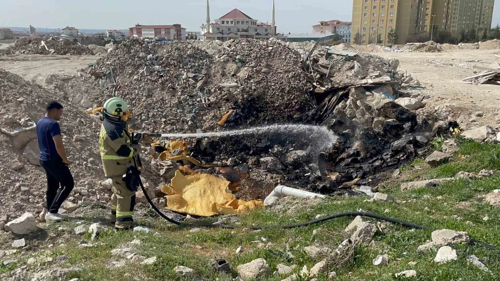 Karaman’da inşaat alanında çıkan yangın kısa sürede söndürüldü