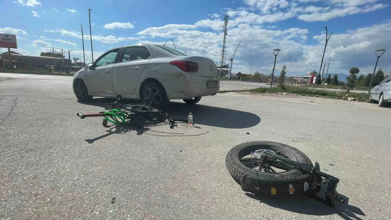 Karaman’da Otomobille Çarpışan Elektrikli Bisiklet İkiye Bölündü: 13 Yaşındaki Çocuk Yaralandı