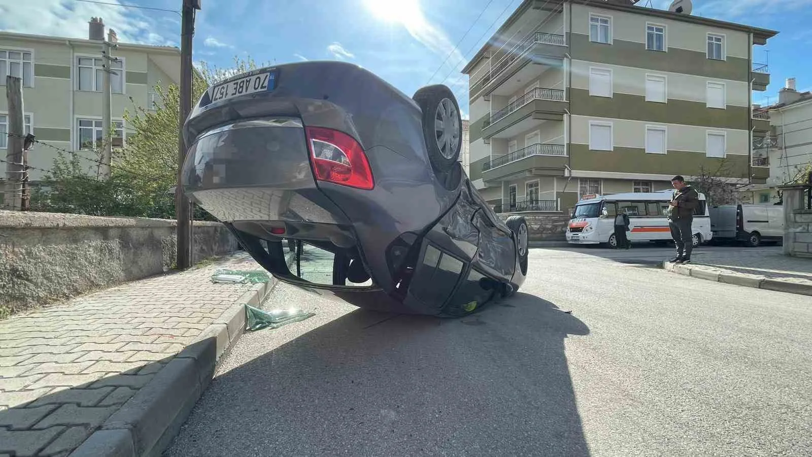 Karaman’da Kavşakta Korkutan Kaza: Otomobil Takla Attı, 1 Kişi Yaralandı