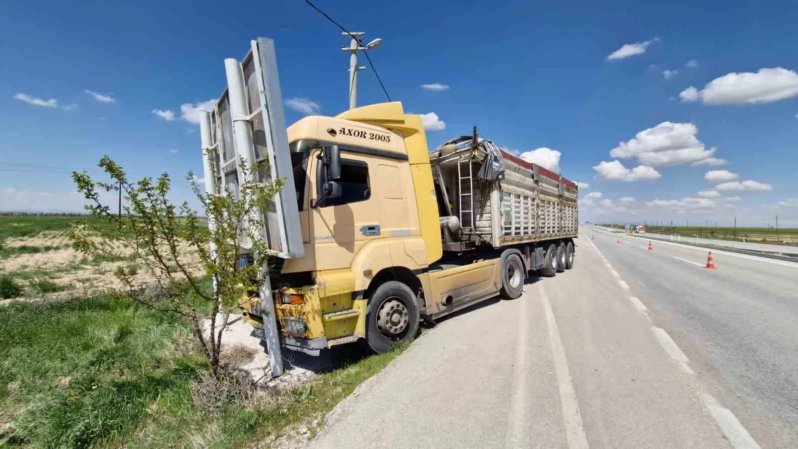 Karaman’da Tır Sürücüsü Direksiyon Başında Fenalaştı: 4 Yaralı