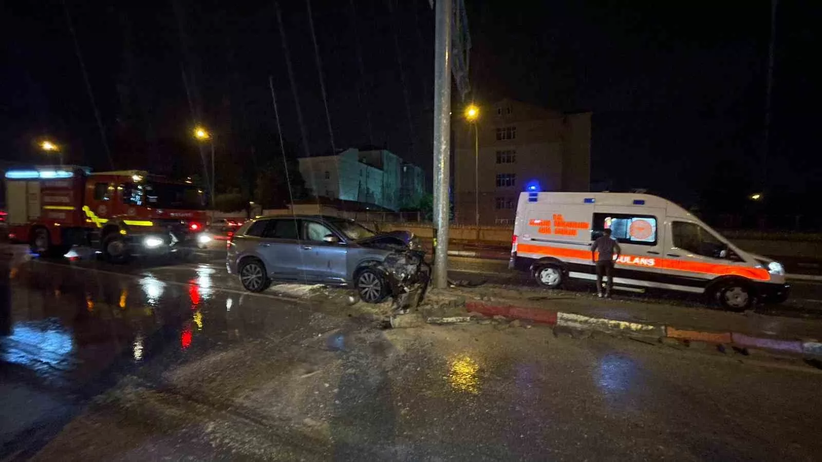 Karaman’da Yağış Kazayı Beraberinde Getirdi: Sıkışan Sürücüyü İtfaiye Kurtardı