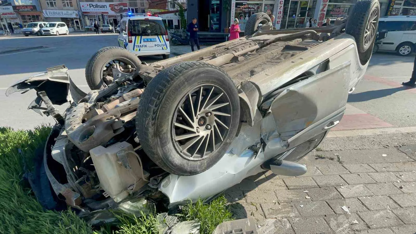 Karaman’da Korkutan Kaza: Dubaya Çarpan Otomobil Takla Atıp Ters Döndü