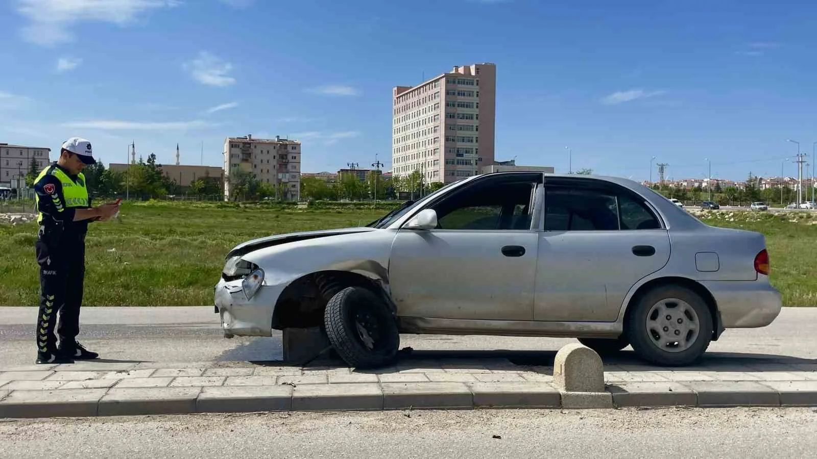 Karaman’da Korkutan Kaza: Otomobil Beton Duba Üzerinde Asılı Kaldı