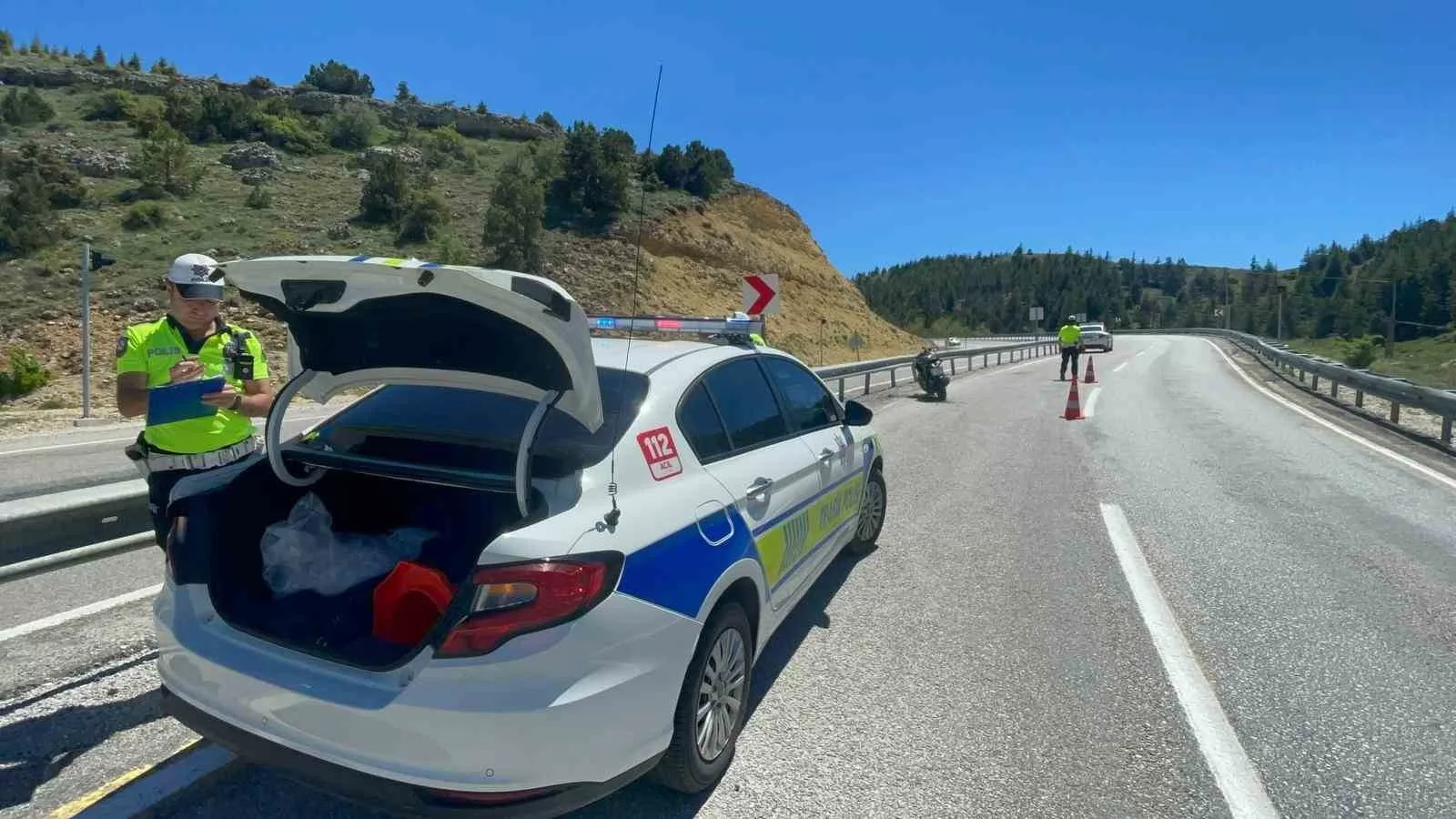 Karaman’da Motosiklet Bariyerlere Çarptı: 23 Yaşındaki Sürücü Yaralandı