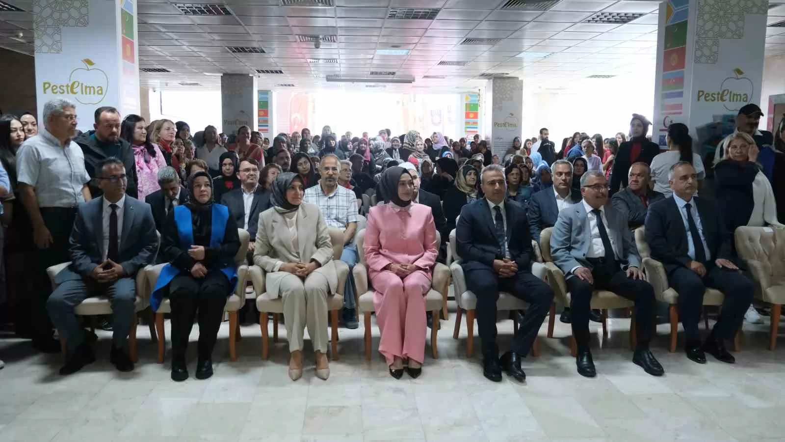Karaman’da El Emeği Göz Nuru Eserler Görücüye Çıktı: Yıl Sonu Sergisi Açıldı