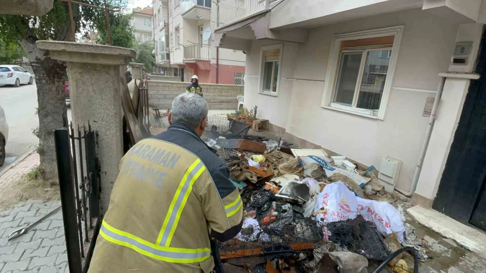 Karaman’da Korkutan Yangın: Apartman Bahçesindeki Atık Eşyalar Alev Alev Yandı!