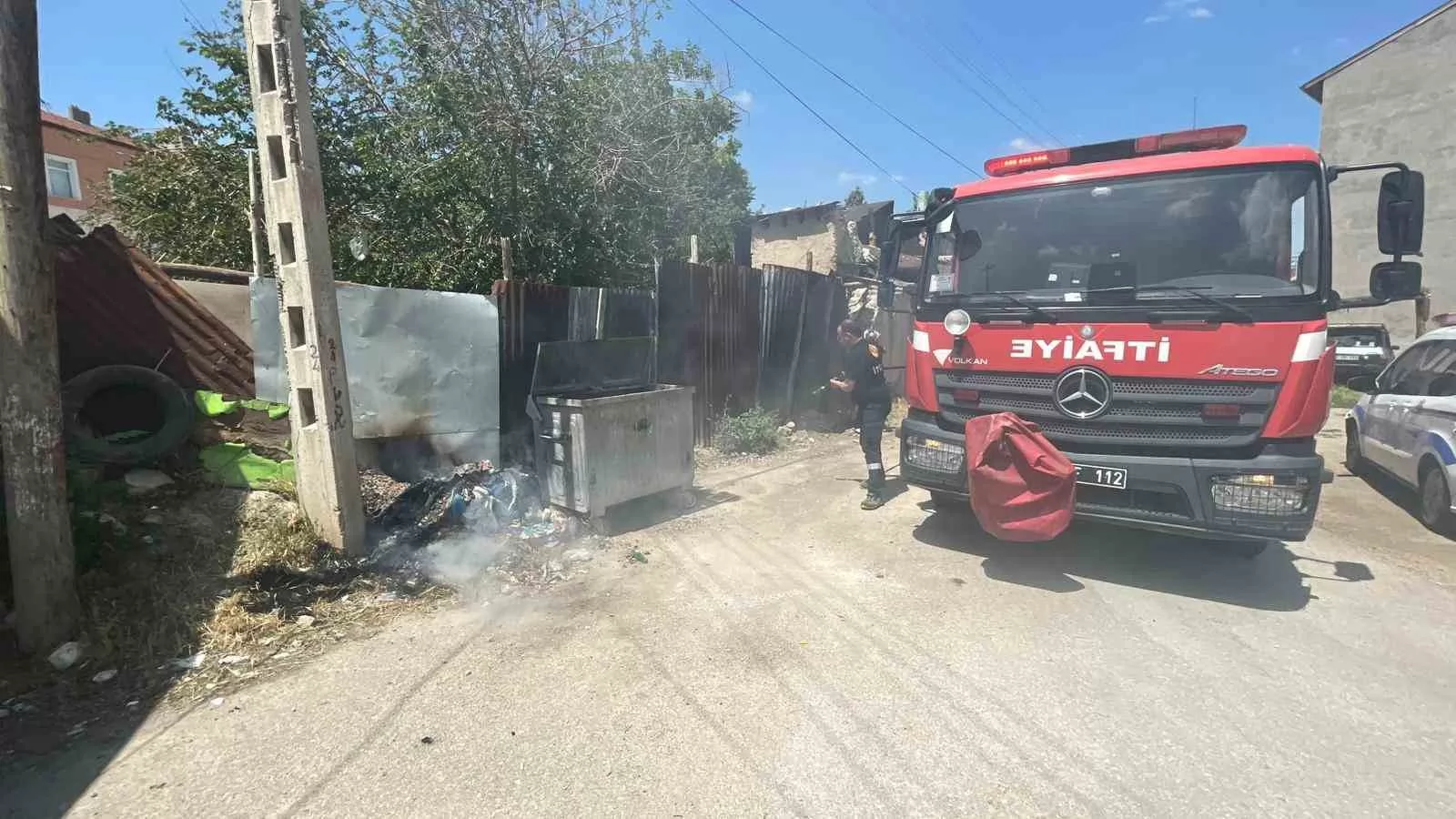 Karaman’da Korkutan Yangın: Konteynerde Başlayan Alevler Otluk Alana Sıçradı
