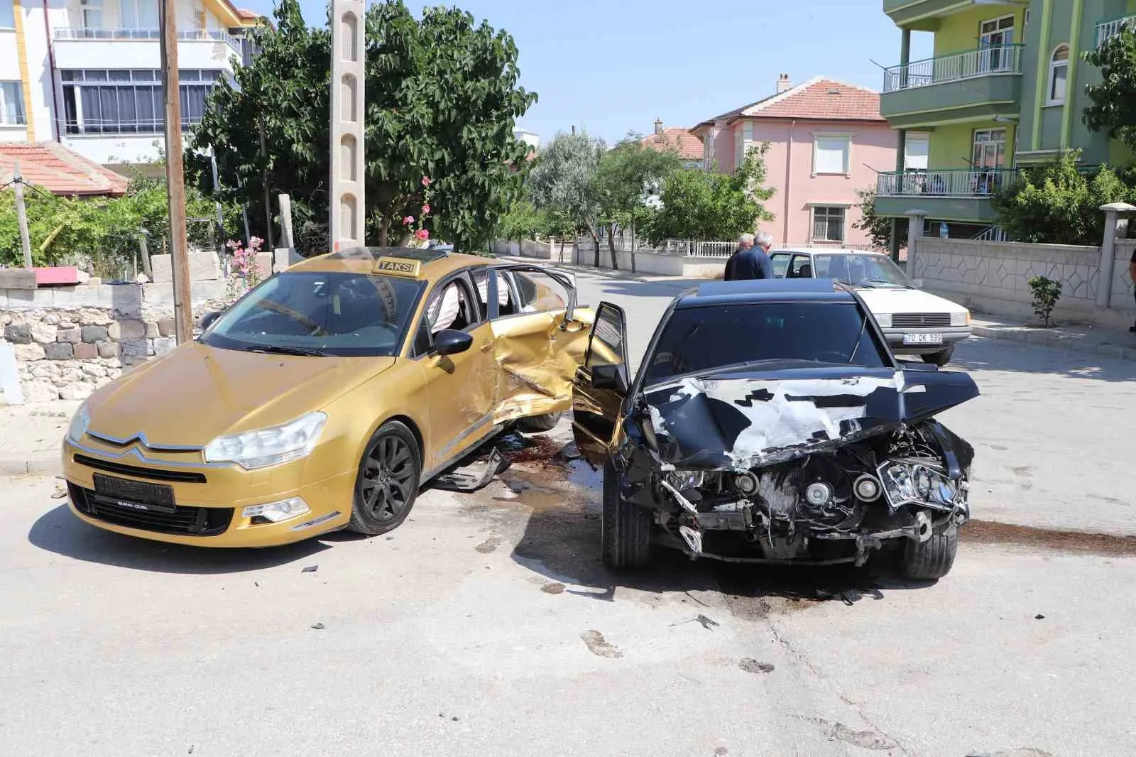 Karaman’da Kavşakta Feci Çarpışma: Ticari Taksi ile Otomobil Çarpıştı, 3 Yaralı!