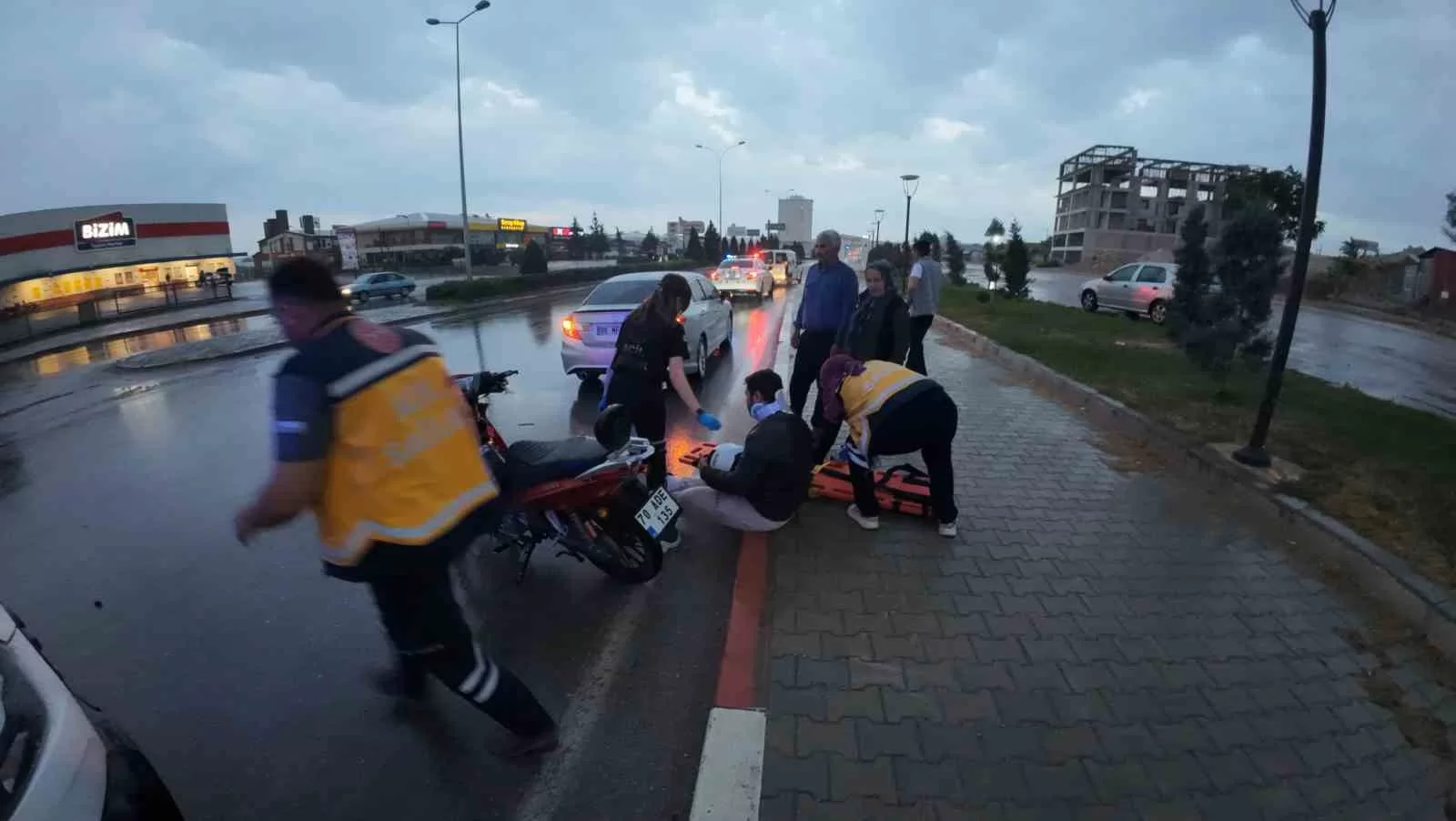 Atatürk Caddesi’nde Trafik Kazası: Hafif Ticari Araç ile Motosiklet Çarpıştı, 1 Yaralı!