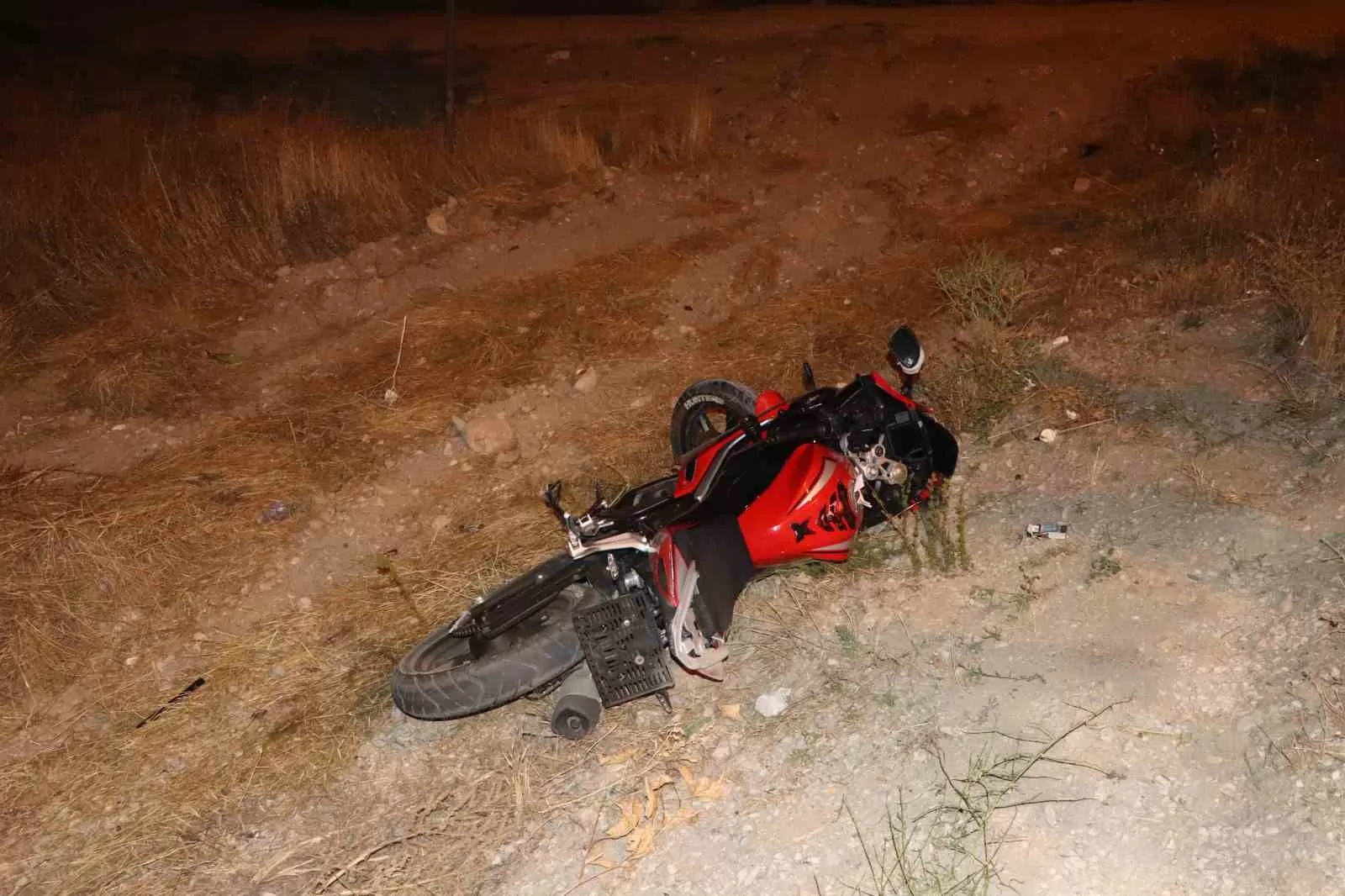 Karaman’da Gece Yarısı Kaza: Otomobille Çarpışıp Şarampole Savrulan Motosiklet Sürücüsü Yaralandı!
