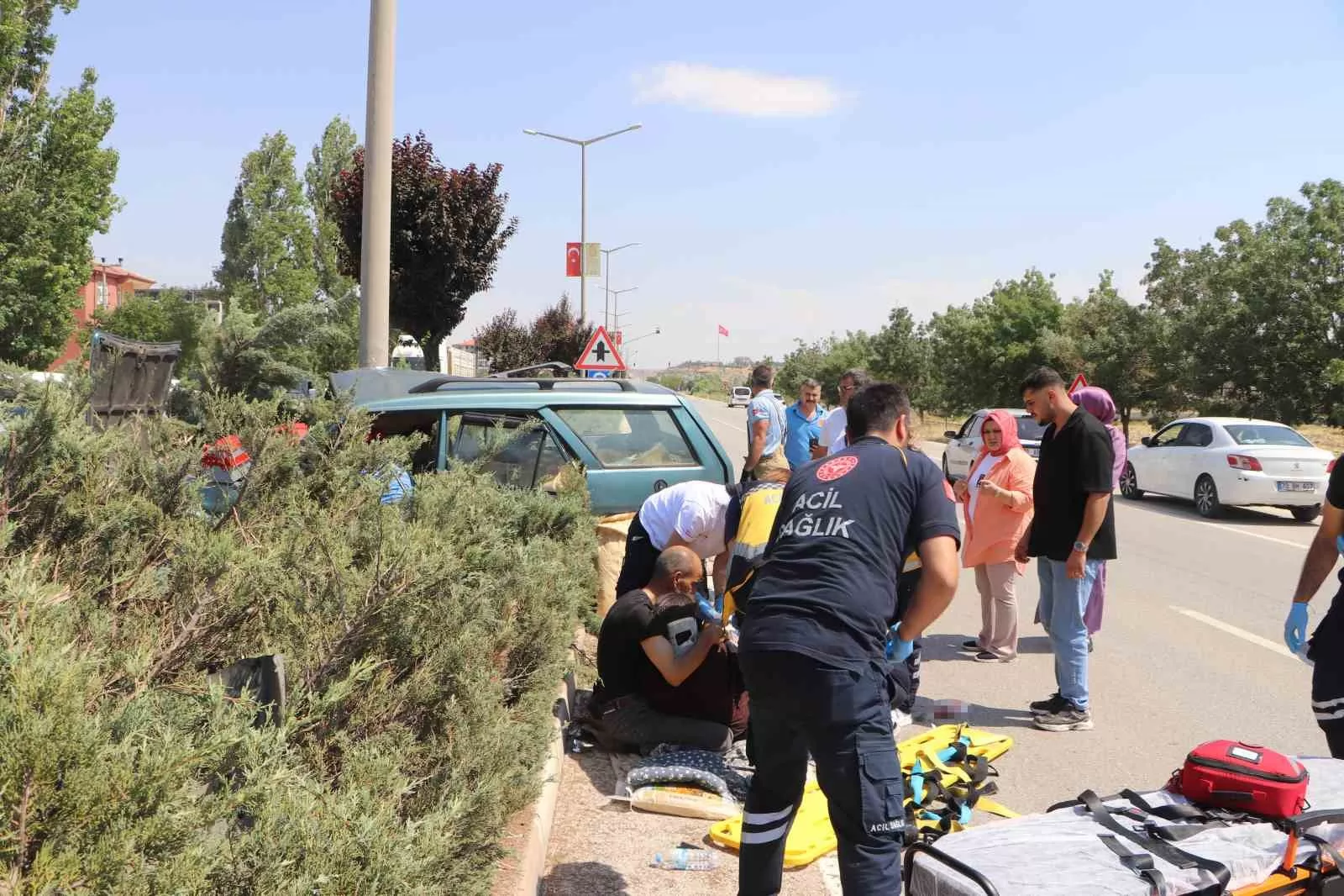 Karaman’da Yürek Burkan Kaza: Hurdaya Dönen Tofaş'tan Yaralı Çıkan Eşine Sarılıp Başında Bekledi!