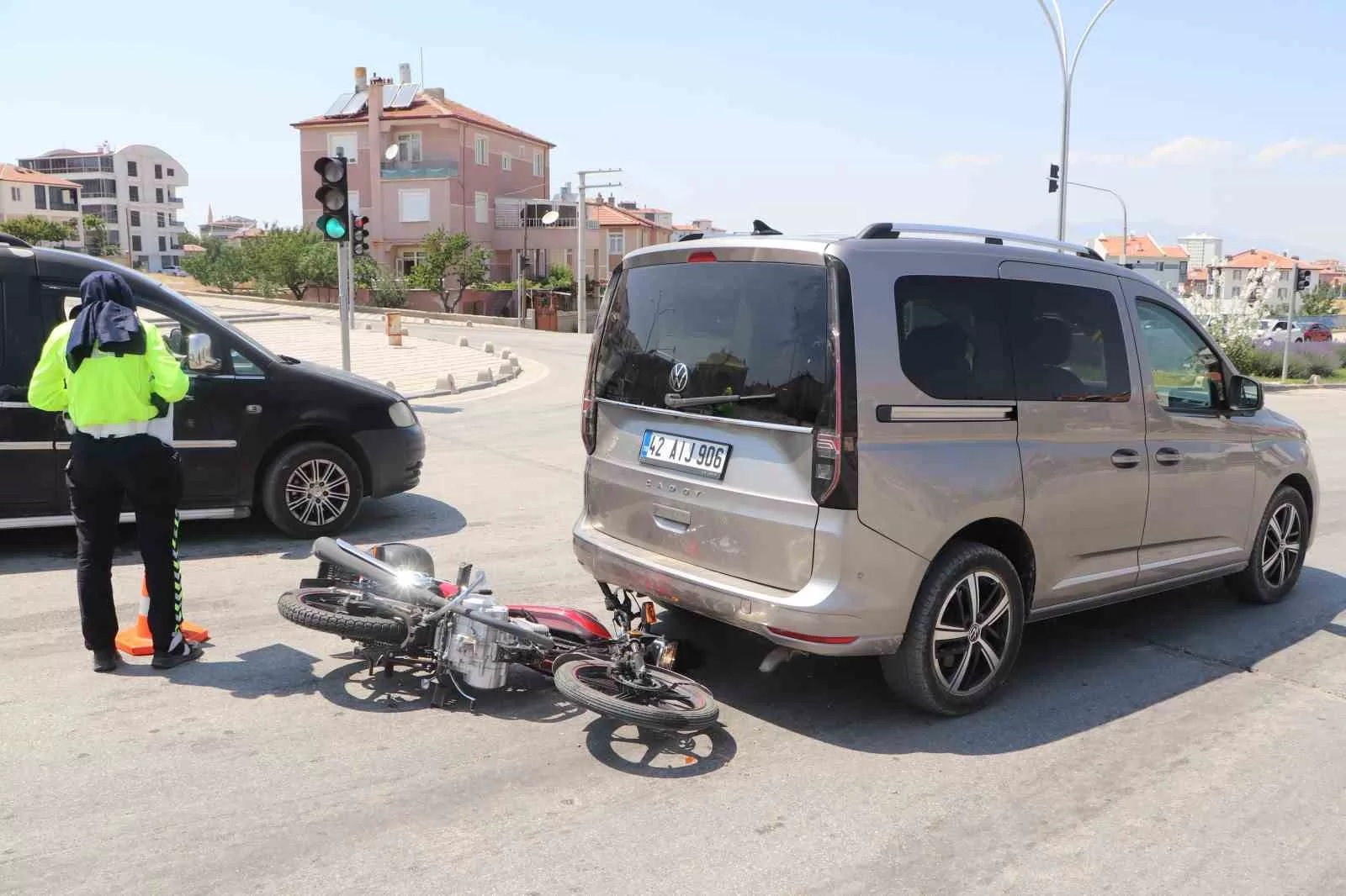 Karaman’da Işıklarda Kaza: Hafif Ticari Araca Arkadan Çarpan Motosiklet Sürücüsü Yaralandı!