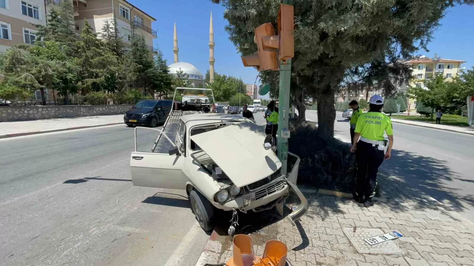 Karaman’da Kontrolden Çıkan Otomobil Trafik Lambasına Çarptı: 1 Yaralı!
