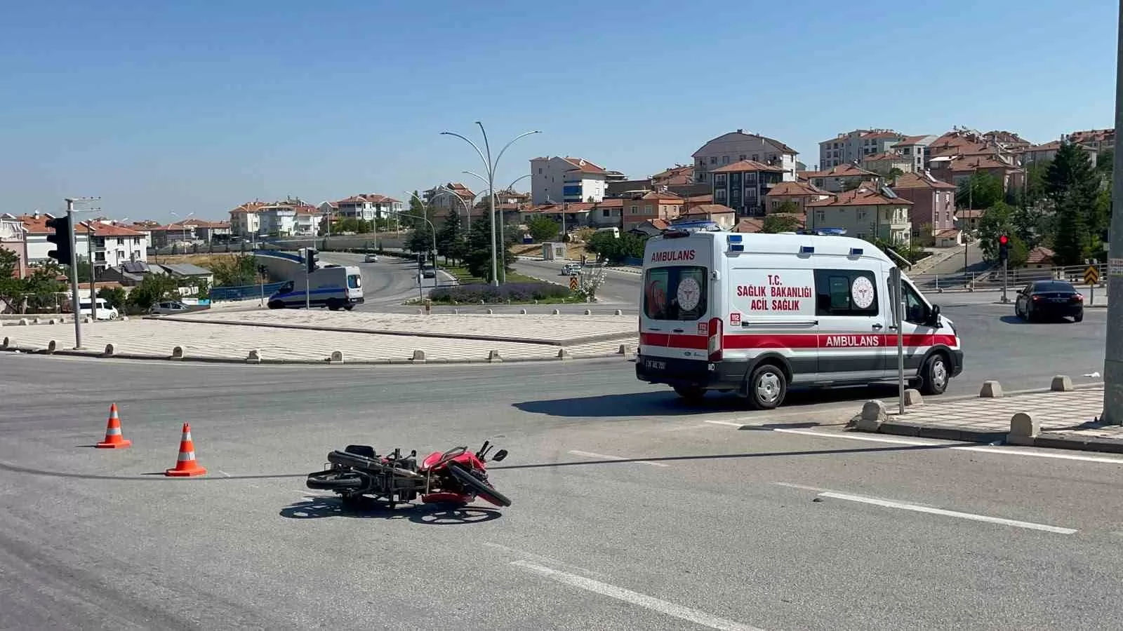 Karaman’da Kırmızı Işık İhlali Faturası Ağır Oldu: Otomobille Çarpışan Motosikletli Yaralandı!