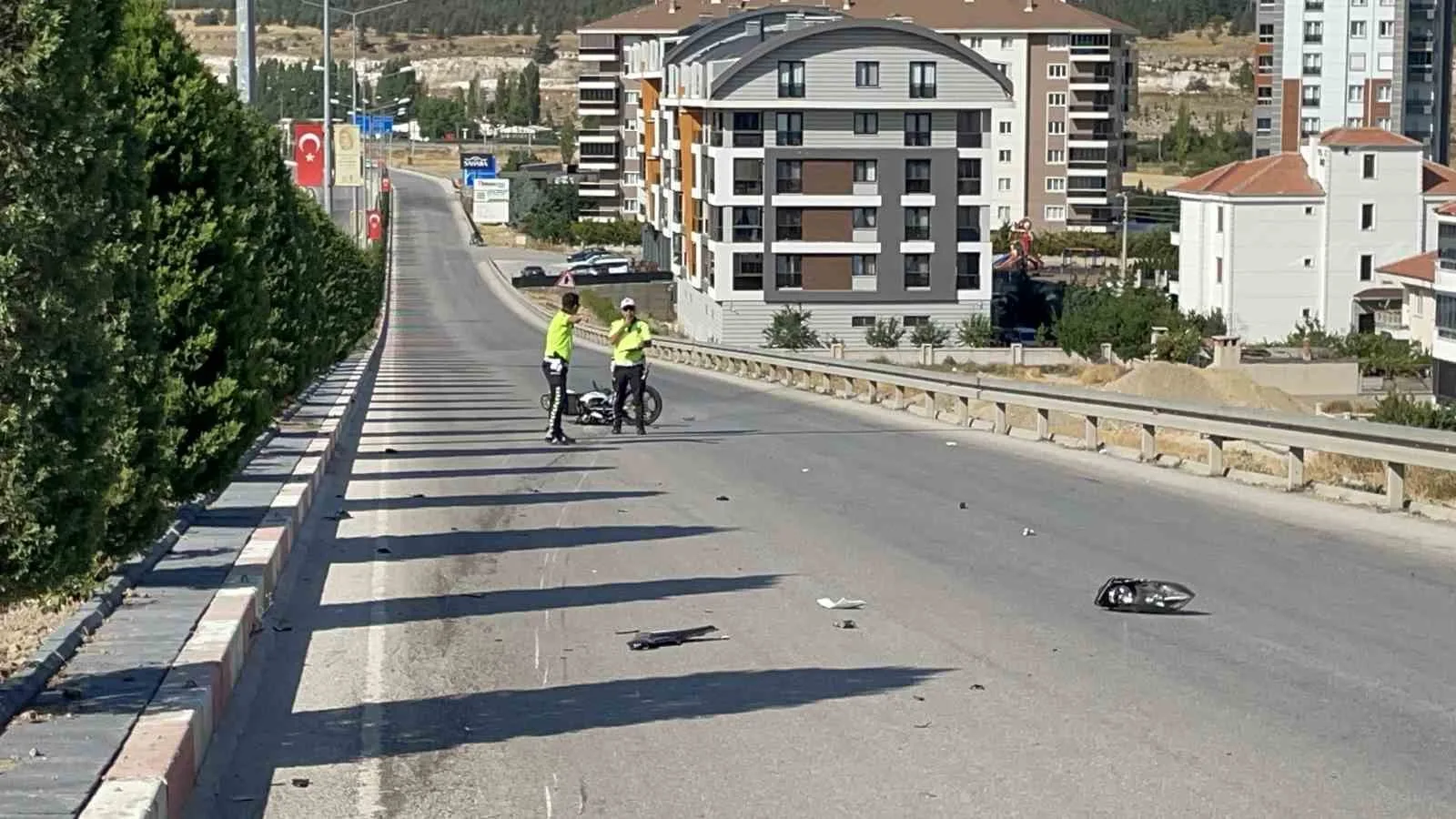 Karaman’da Metrelerce Sürüklendi: Otomobille Çarpışan Motosikletin Sürücüsü Yaralandı!