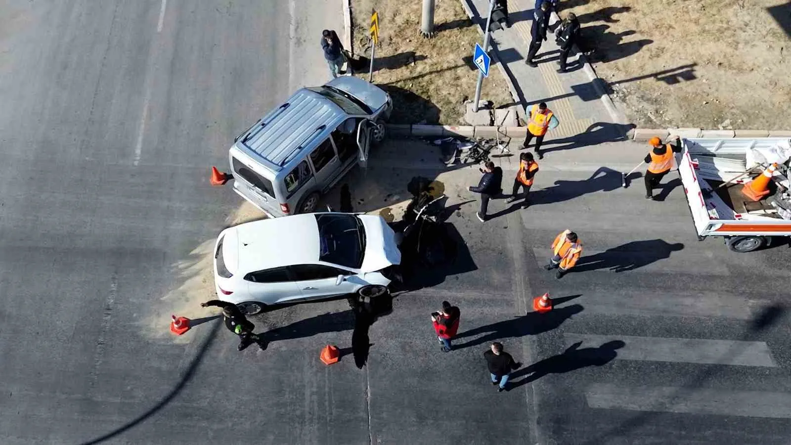 Karaman’da Otogar Kavşağında Kaza: 3 Kişi Yaralandı