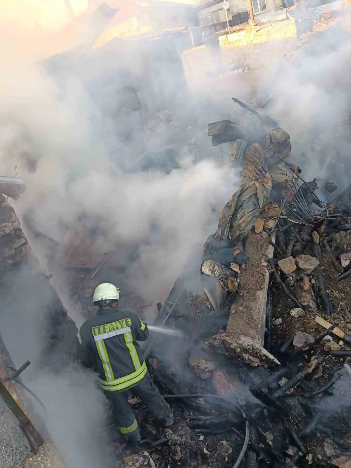 Karaman’da ahır yangını iki eve sıçradı