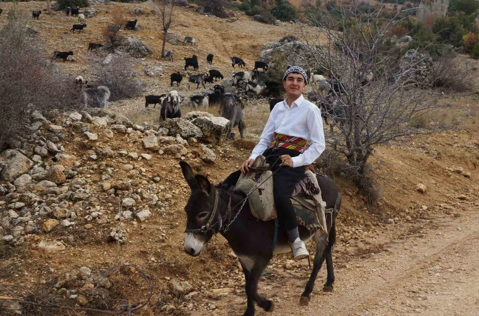 Güneyyurtlu Yusuf Efe, Söylediği Manilerle Yörük Geleneğini Yaşatıyor