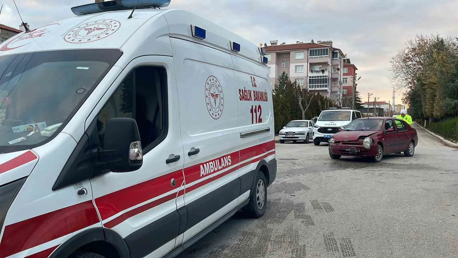 Karaman’da Kavşakta Çarpışan İki Otomobilde 3 Kişi Yaralandı