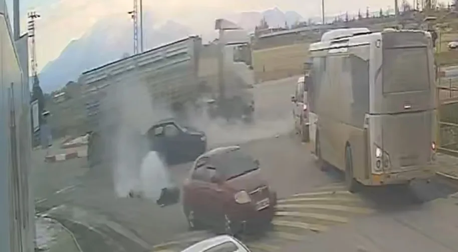 Karaman’da Kamyonun Çarptığı Otomobil Halk Otobüsüne Savruldu