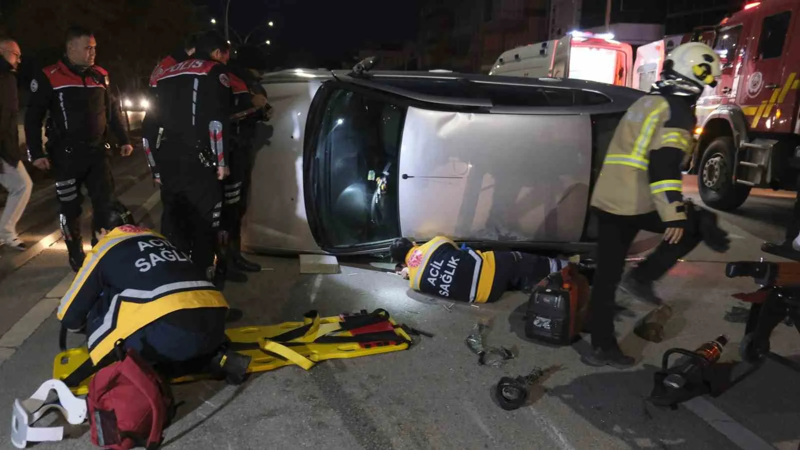 Karaman’da Devrilen Otomobilin Altında Kalan Sürücü Yaralandı