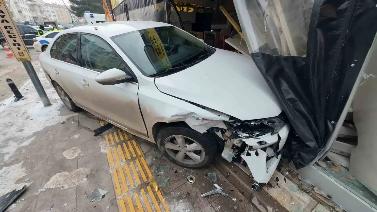 Karaman’da Kavşak Kazası: Otomobil İş Yerine Daldı, 3 Yaralı