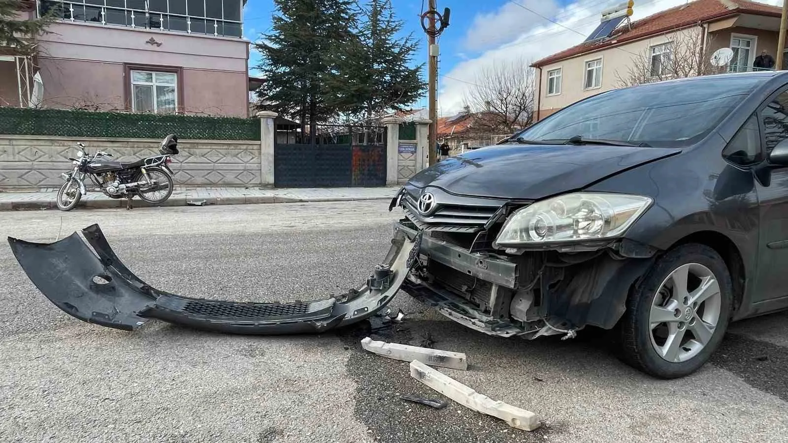 Karaman’da Otomobille Çarpışan Motosiklet Sürücüsünün Çenesi Kırıldı