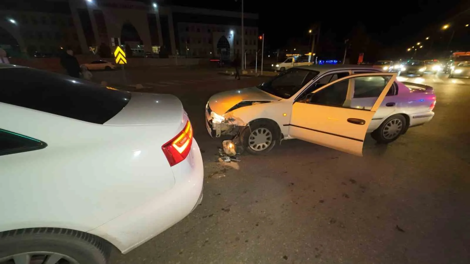 Karaman’da Adliye Kavşağında İki Otomobil Çarpıştı: 1 Yaralı