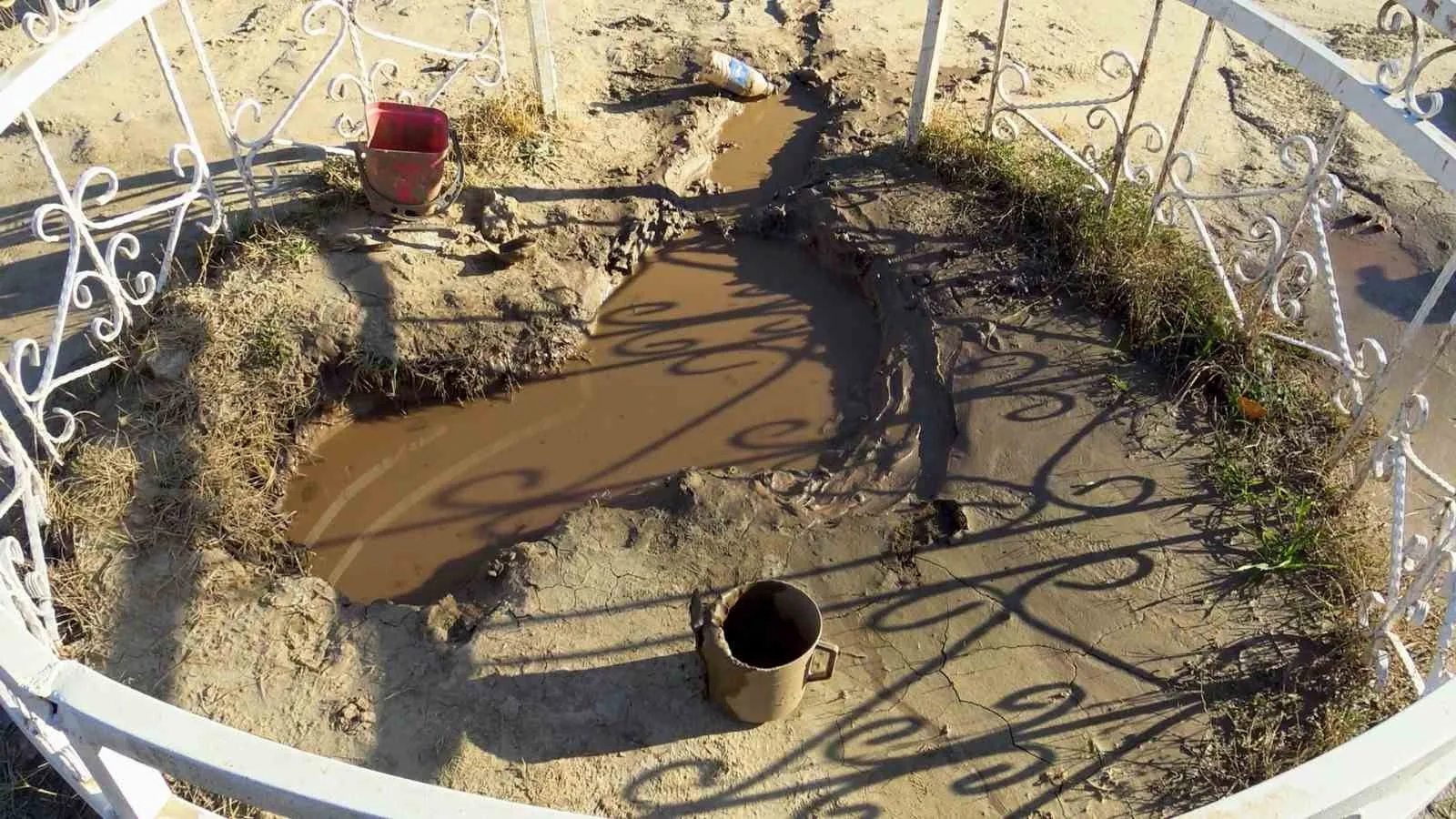 Göktepe’de Mezarlıkta Ortaya Çıkan “Şifalı Çamur” Yaz Aylarında İlgi Görüyor