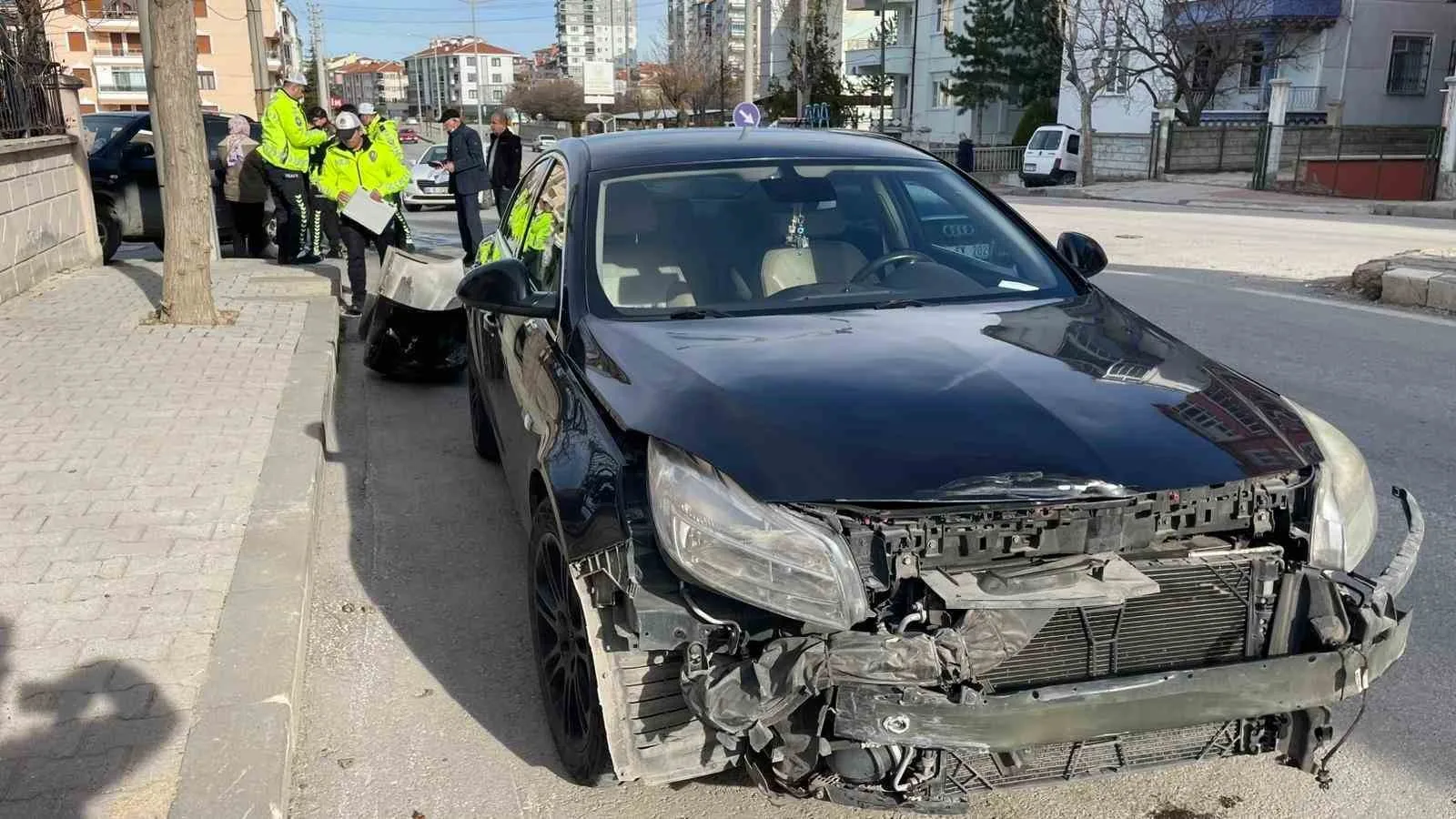 Karaman’da Kavşakta Otomobil ile Cip Çarpıştı: 1 Yaralı