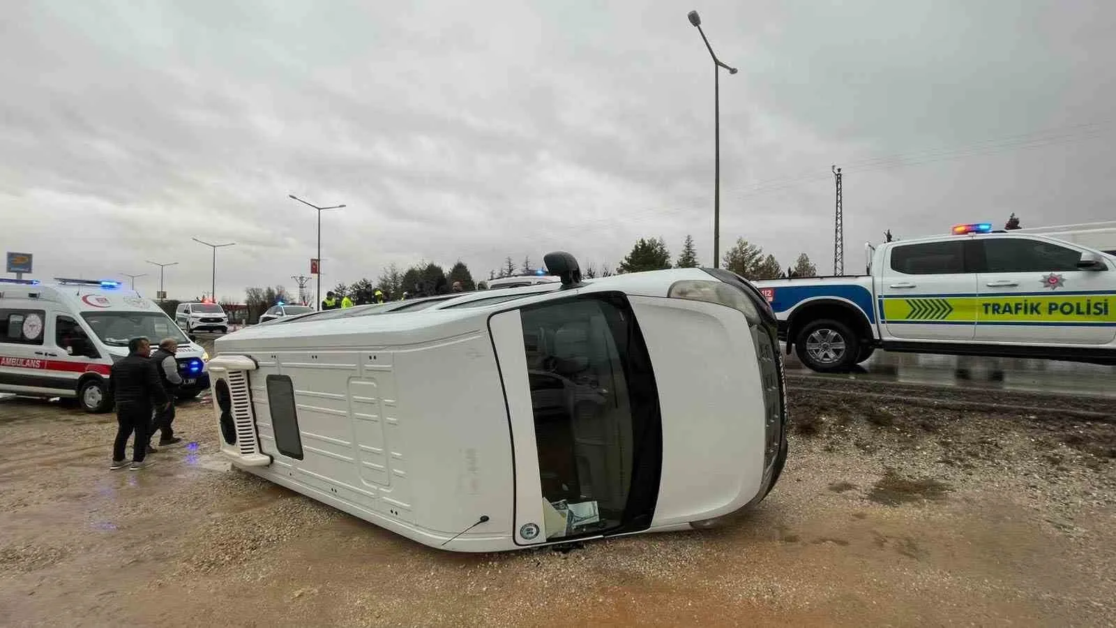 Karaman’da Kaygan Yolda Kontrolden Çıkan Okul Servisi Şarampole Devrildi