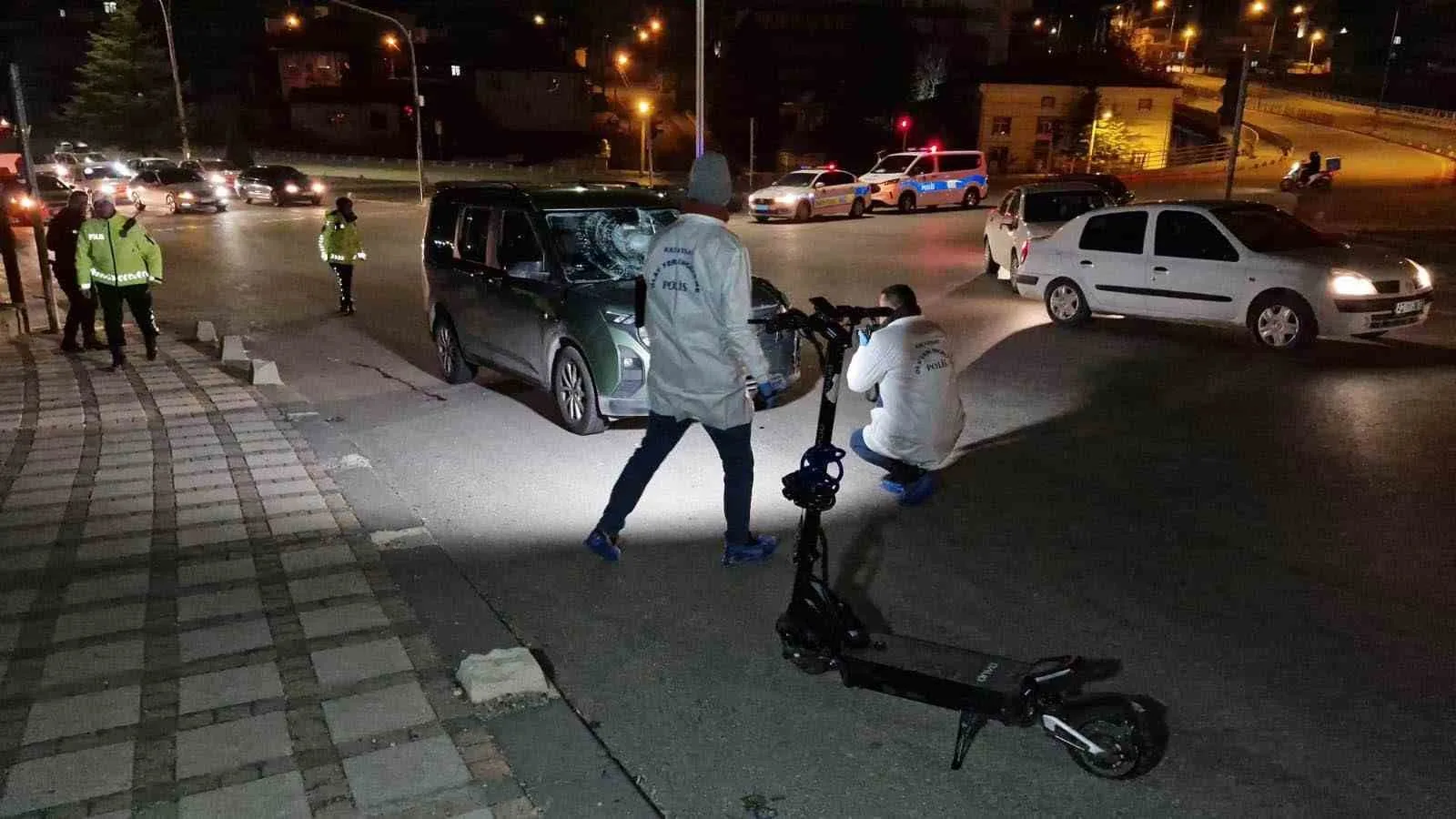 Karaman’da Hafif Ticari Araçla Çarpışan Scooter Sürücüsü Çocuk Ağır Yaralandı