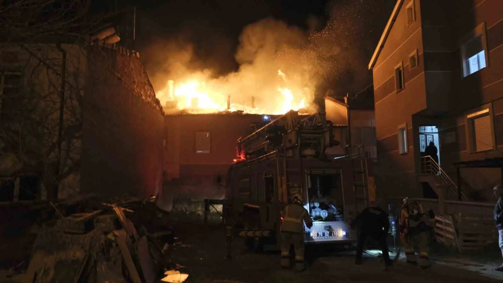 Karaman’da Müstakil Evin Çatısında Çıkan Yangın Mahalleliyi Sokağa Döktü