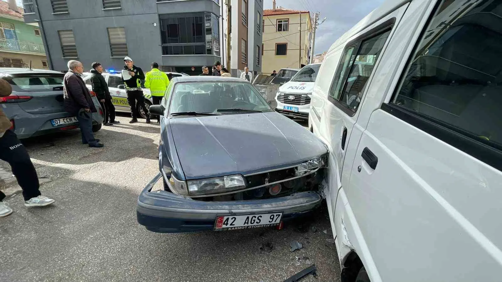 Karaman’da ‘Dur’ İhtarına Uymayan Otomobil Minibüse Çarparak Durduruldu