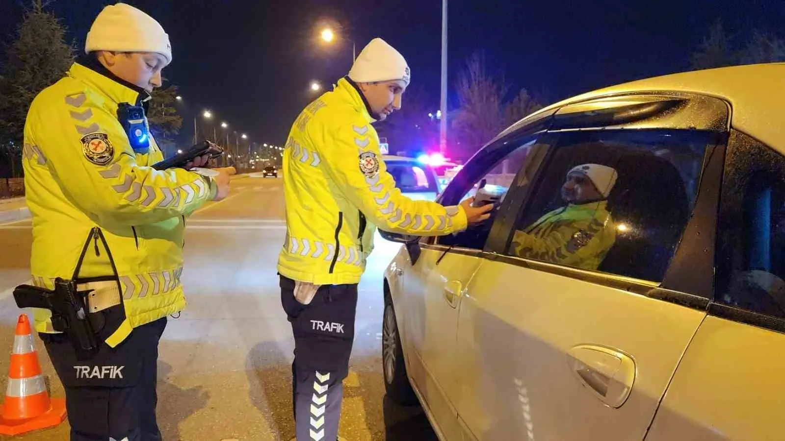 Karaman’da Emniyet Uygulaması: Silah, Uyuşturucu ve Makaron Ele Geçirildi