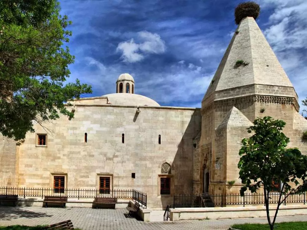 İmaret Camii: Karaman’ın Kalbinde Bir Tarih ve Maneviyat Yuvası