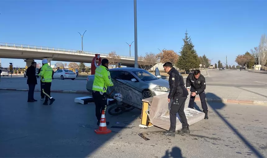 Karaman’da Otomobil Seyyar Arabaya Çarptı: 1 Kişi Yaralandı