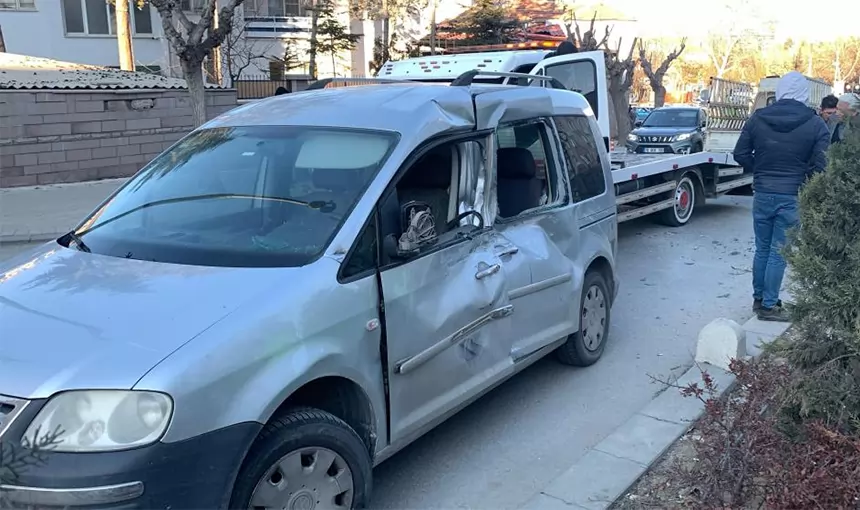 Karaman’da Kamyonet Karşı Şeride Geçti: İki Araca Çarparak Durabildi