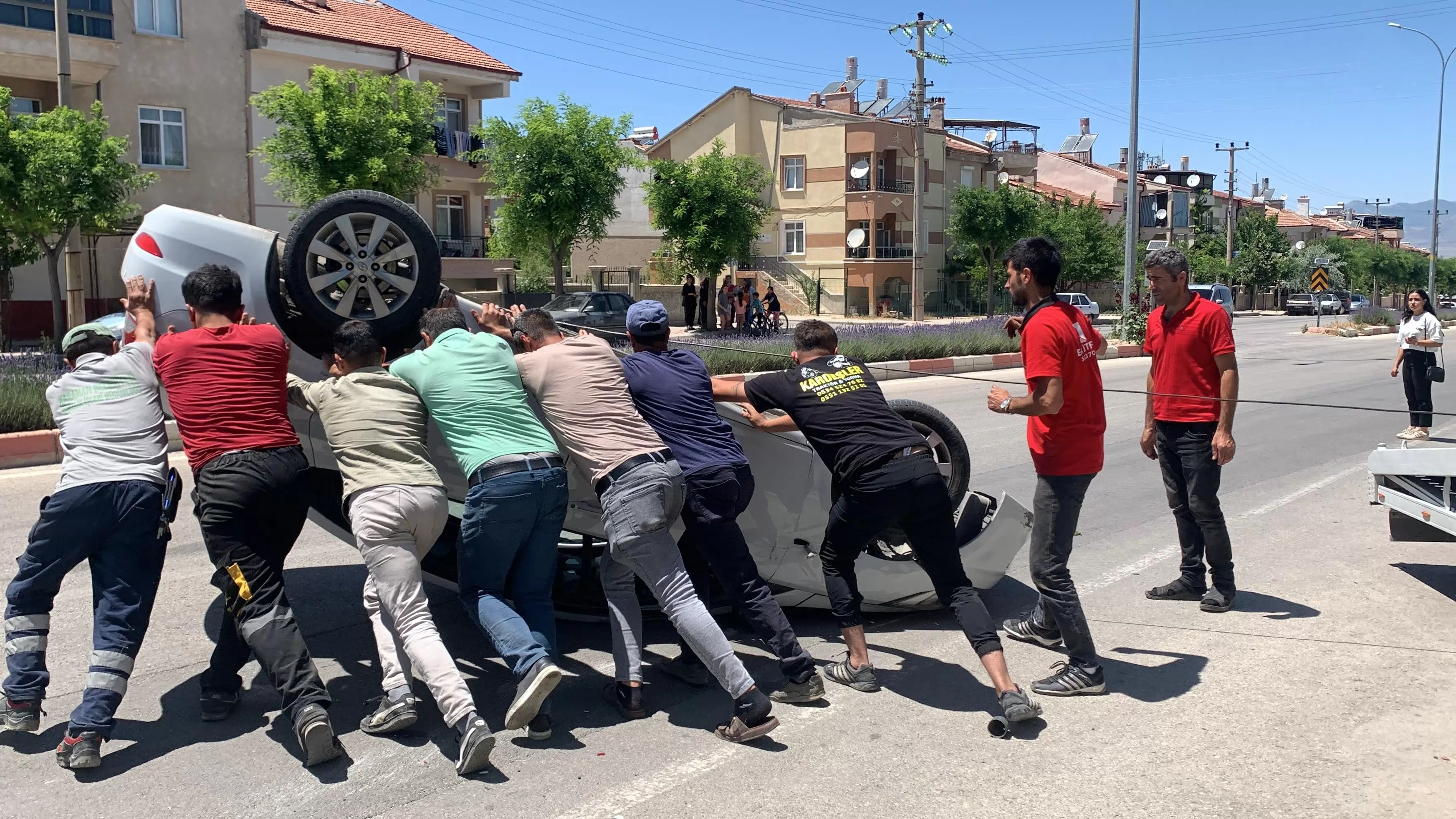 Karaman’da park halindeki araca çarpan otomobil takla attı: 2 yaralı