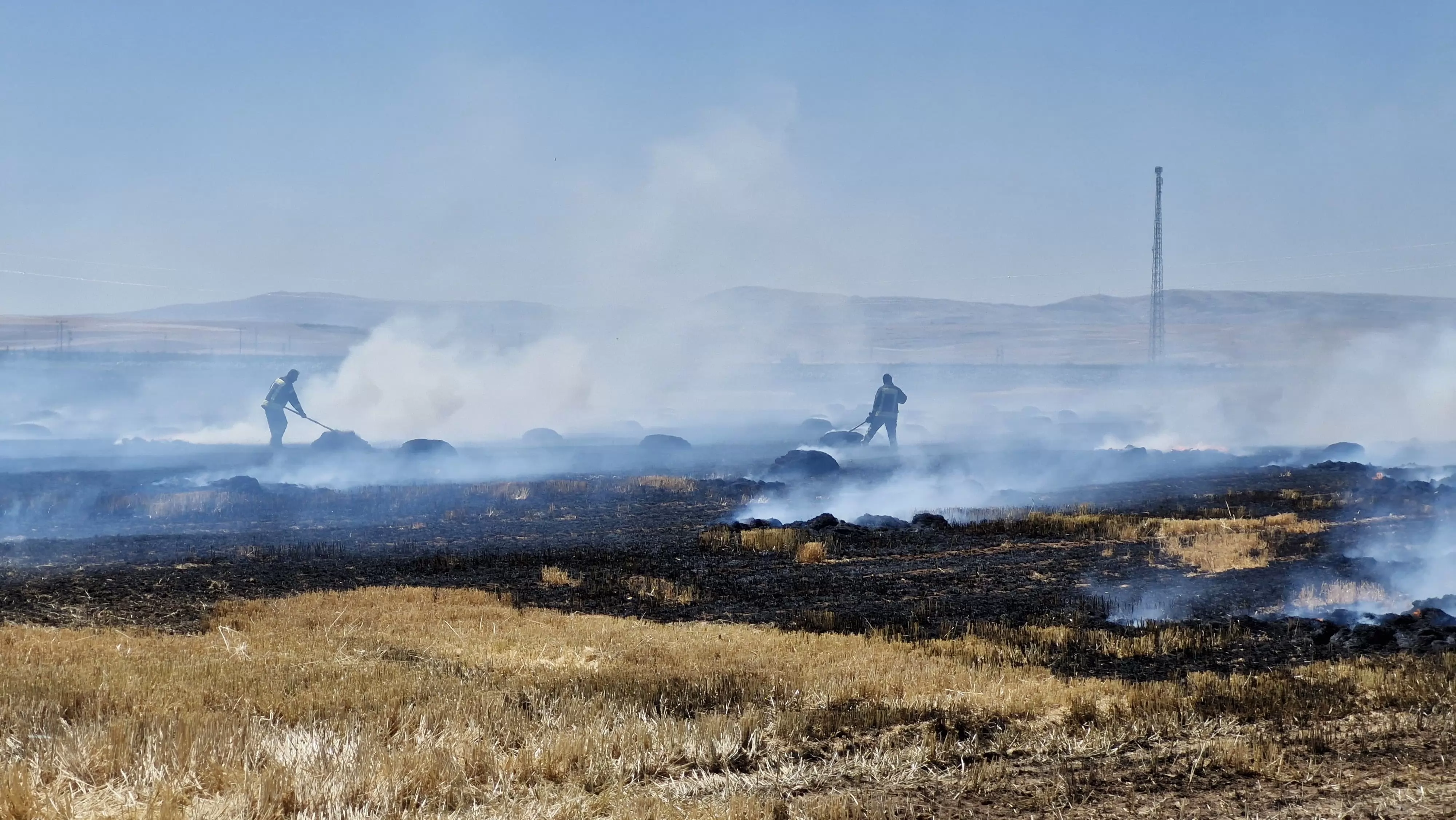 Karaman’da balya asansörünün yüksek gerilim hattına temas etmesi sonucu 40 dönüm tarla kül oldu