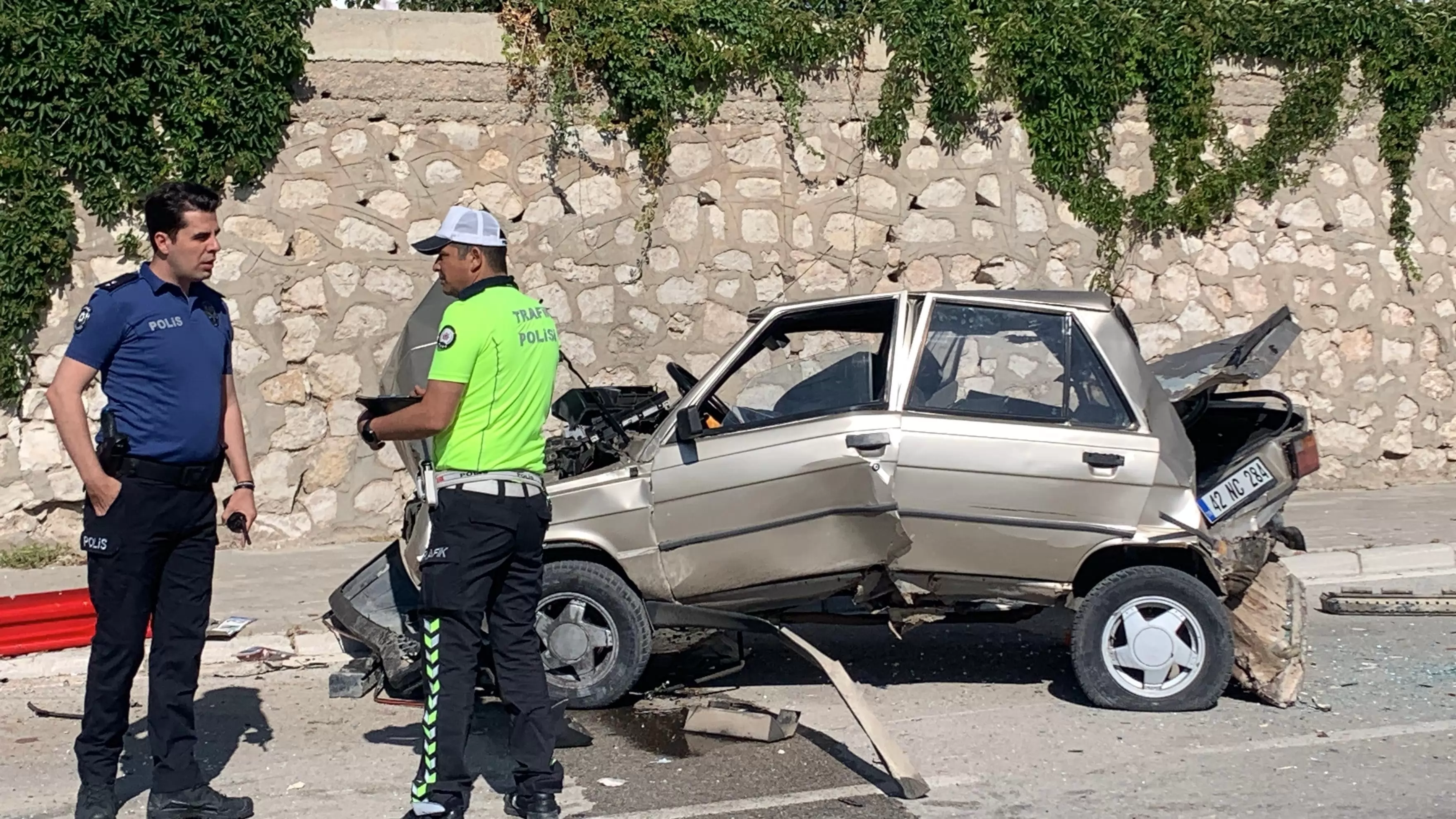 Karaman’da solladığı kamyonete çarpan otomobil aydınlatma direğine savruldu: 1 yaralı